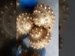 Bit wiertniczy w skale Bit wiertniczy w trikonie Bit wiertniczy w studni naftowej